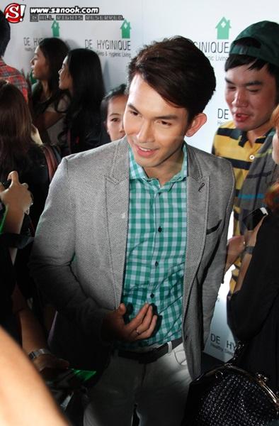 อั้ม อธิชาติ