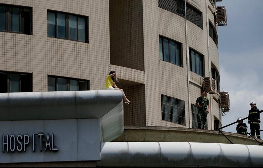 สาวจีนคลั่ง! หมอจีนทำนมเบี้ยว