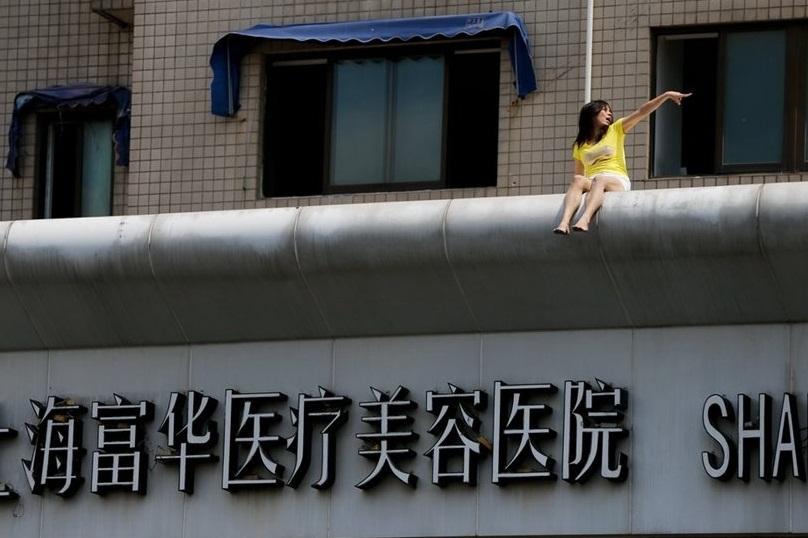 สาวจีนคลั่ง! หมอจีนทำนมเบี้ยว