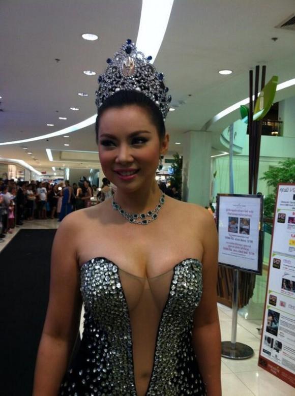 ดาราชุดแหวก