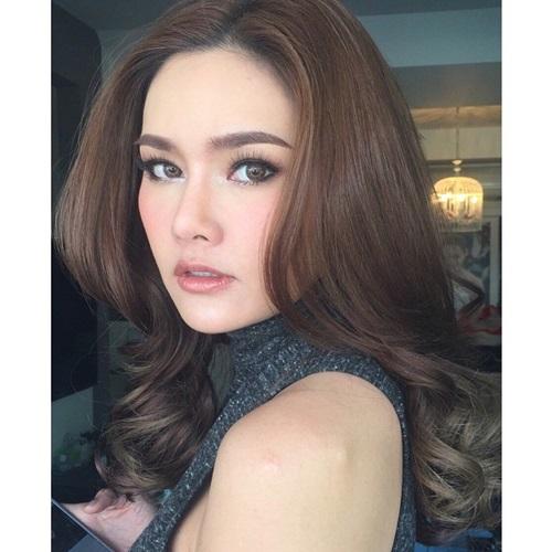 หญิง รฐา