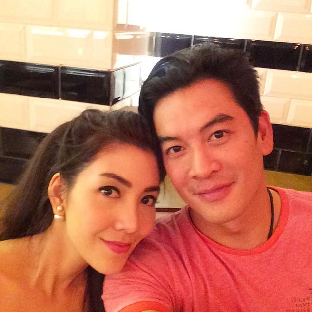 ชาคริต แย้มนาม