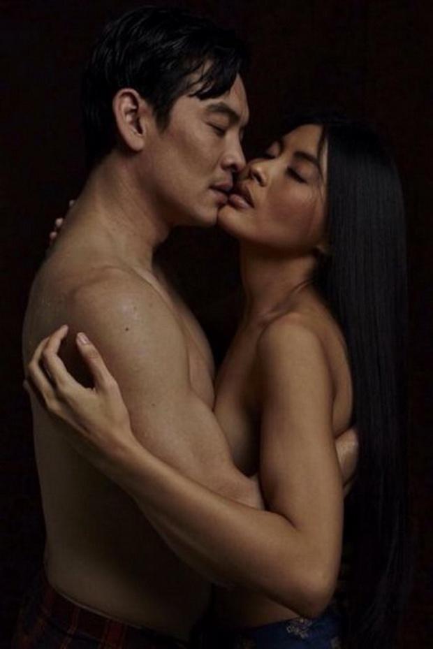 ชาคริต แย้มนาม