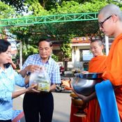 คุณพ่อ คุณแม่ ใส่บาตรเณรปิน