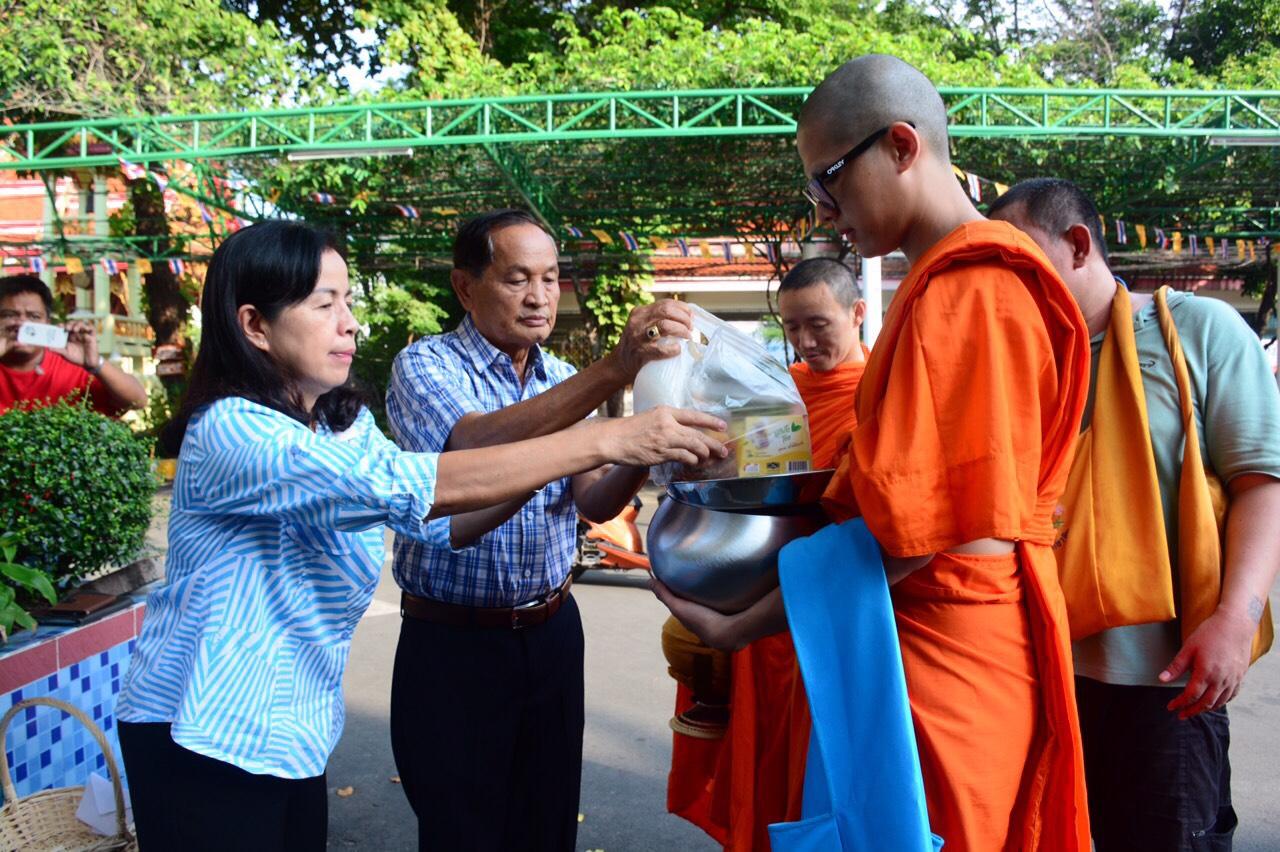 คุณพ่อ คุณแม่ ใส่บาตรเณรปิน