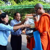 คุณพ่อ คุณแม่ ใส่บาตรเณรปิน