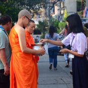 คุณพ่อ คุณแม่ ใส่บาตรเณรปิน