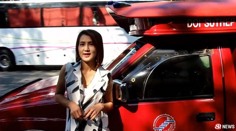 สาวขับรถแดง