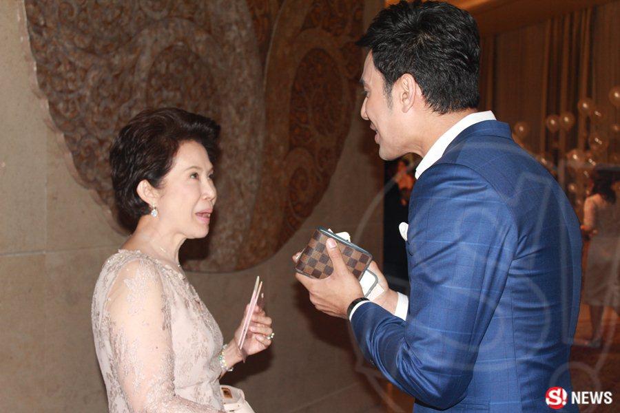 ดวงดาว จารุจินดา