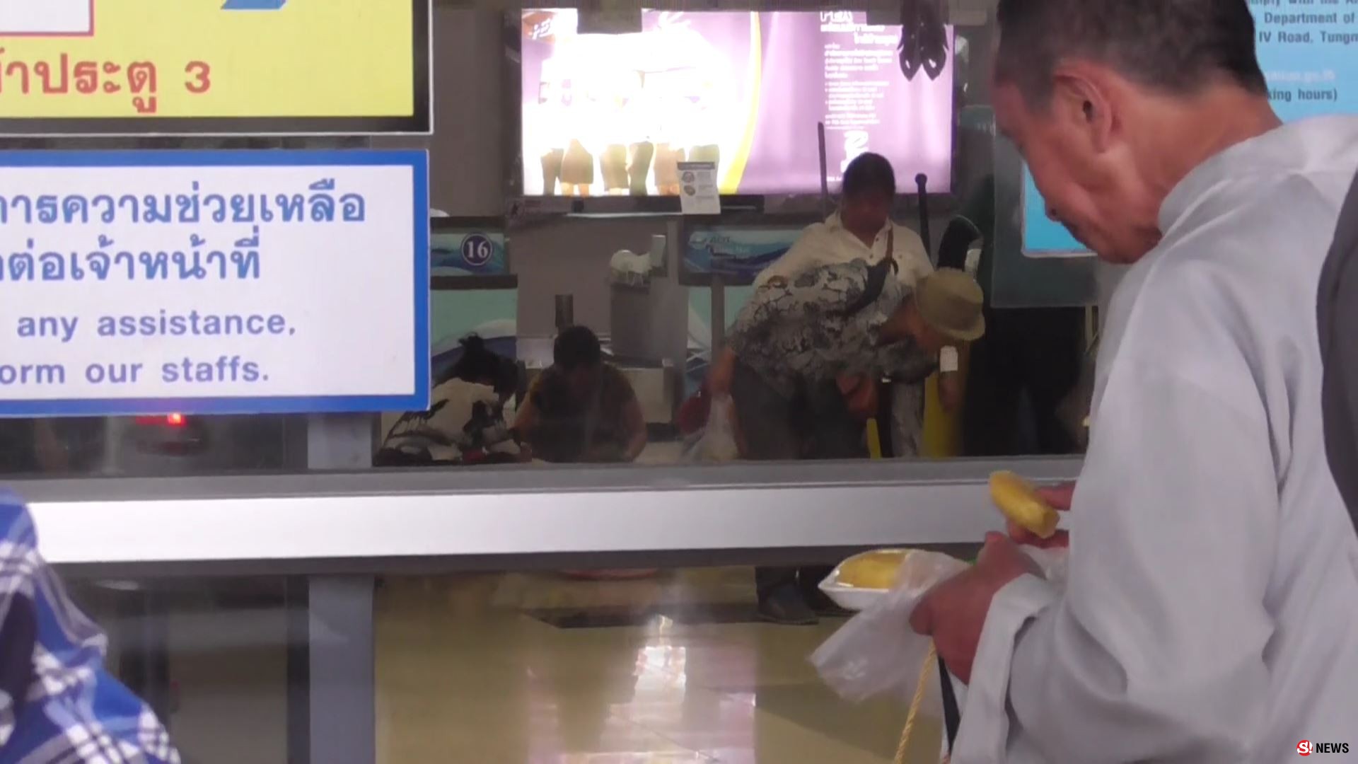 กลิ่นตลบ นทท.จีนยืนกินทุเรียนเต็มหน้าประตูสนามบิน