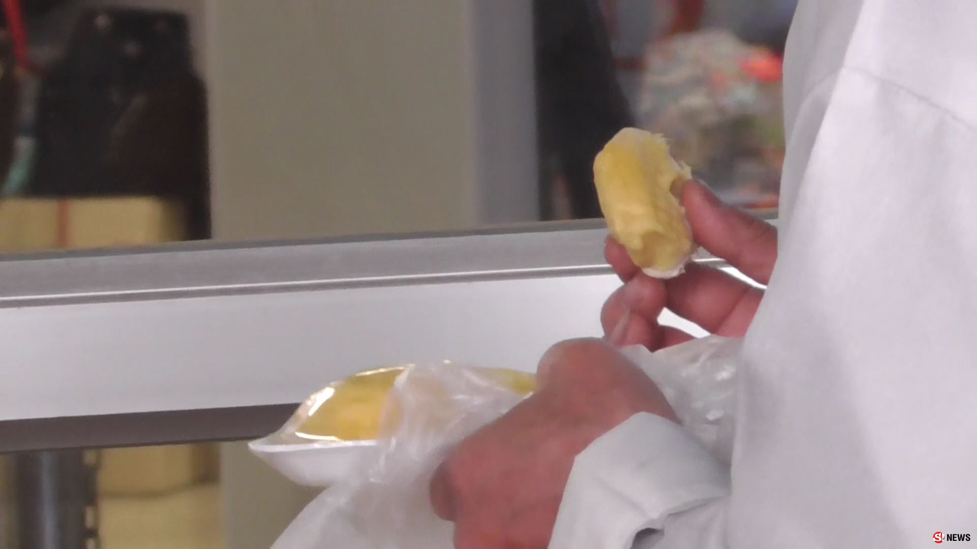 กลิ่นตลบ นทท.จีนยืนกินทุเรียนเต็มหน้าประตูสนามบิน