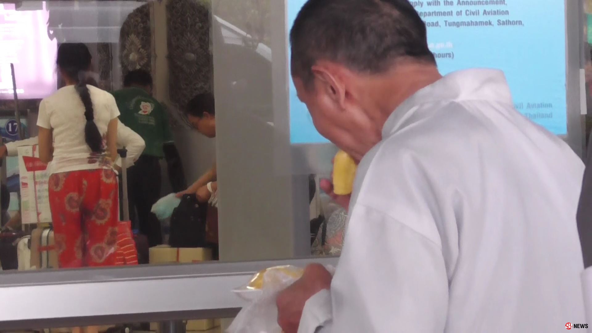 กลิ่นตลบ นทท.จีนยืนกินทุเรียนเต็มหน้าประตูสนามบิน