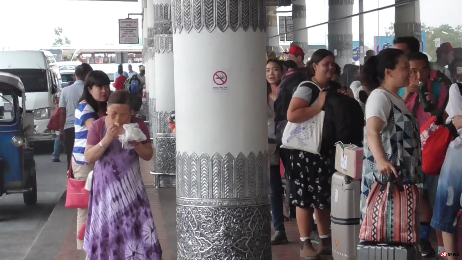 กลิ่นตลบ นทท.จีนยืนกินทุเรียนเต็มหน้าประตูสนามบิน