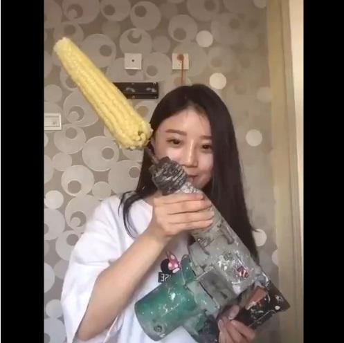 คลิปสาวจีนกินข้าวโพด