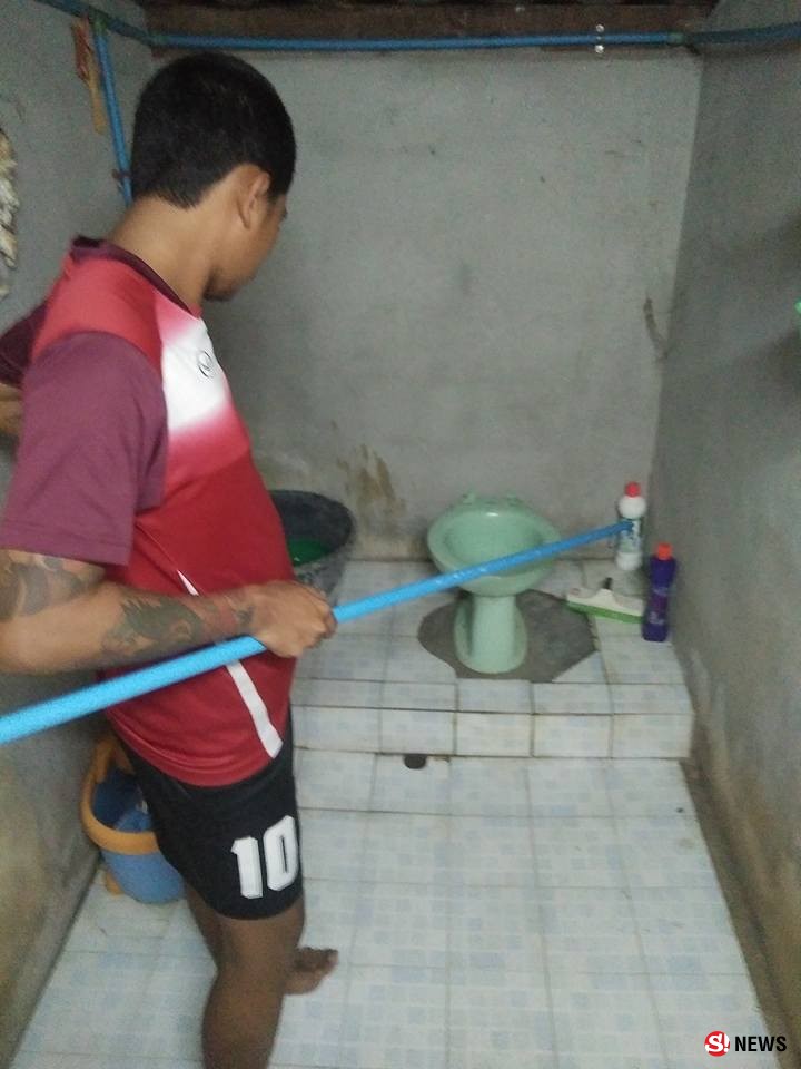 กระบี่-ผวางูเห่ามุดโถส้วม