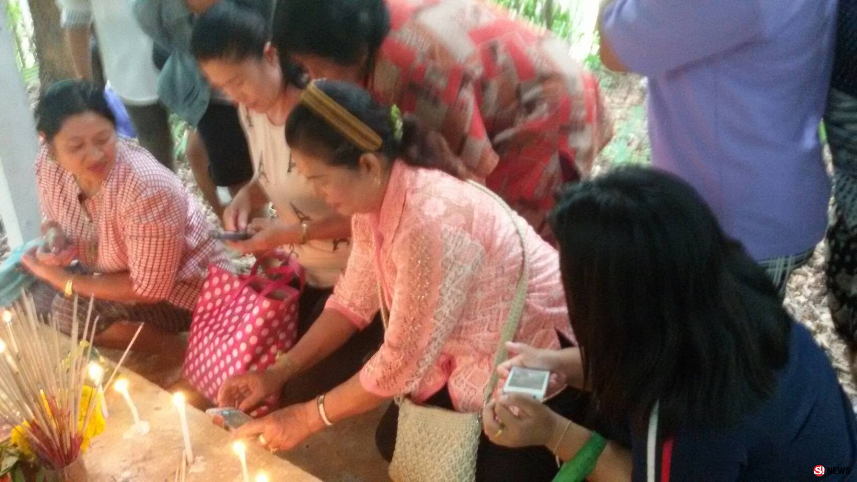 ชาวบ้านแห่ขอหวยบัวใส่กระดูกทวดชู เพื่อนสนิทพ่อท่านคล้ายวาจาสิทธิ์