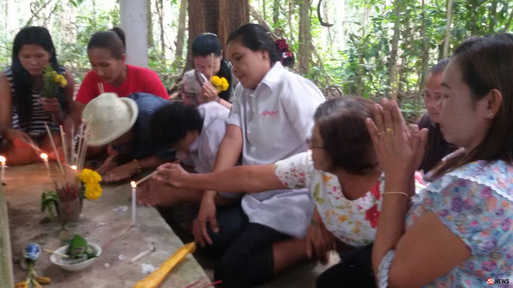 ชาวบ้านแห่ขอหวยบัวใส่กระดูกทวดชู เพื่อนสนิทพ่อท่านคล้ายวาจาสิทธิ์