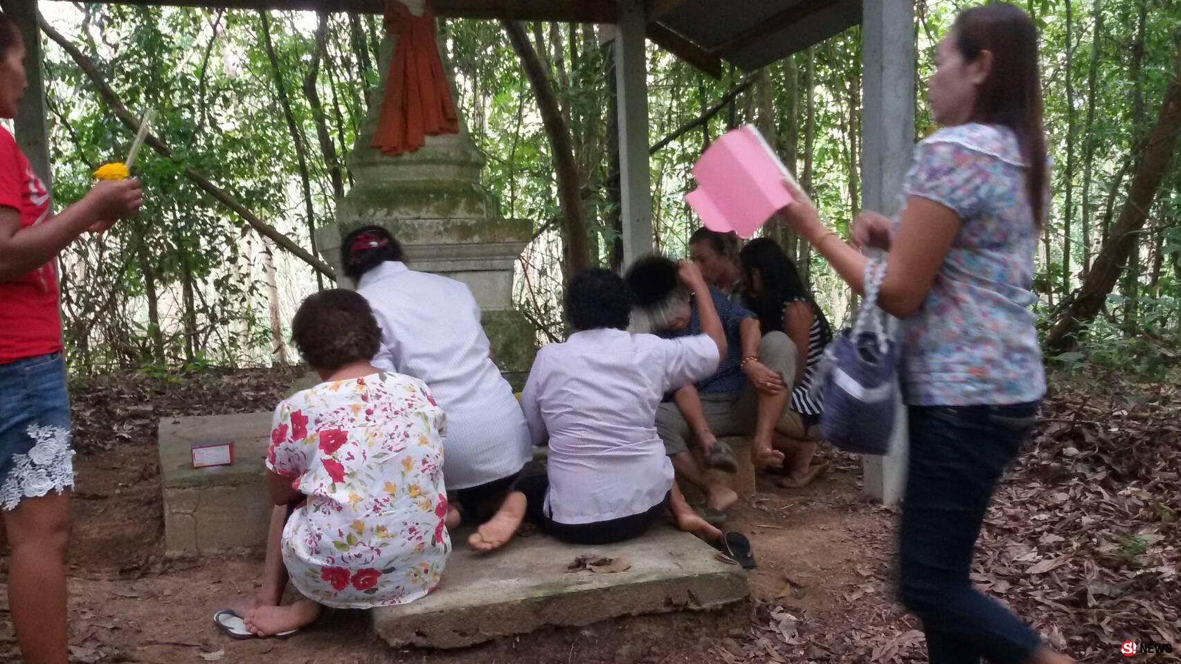 ชาวบ้านแห่ขอหวยบัวใส่กระดูกทวดชู เพื่อนสนิทพ่อท่านคล้ายวาจาสิทธิ์