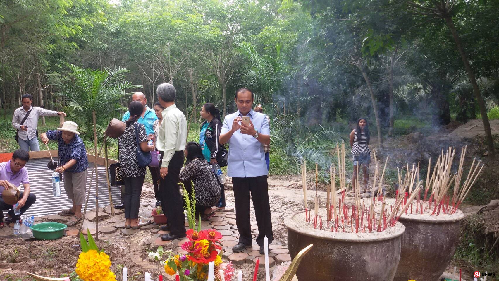 ชาวบ้านแห่ขอหวยบัวใส่กระดูกทวดชู เพื่อนสนิทพ่อท่านคล้ายวาจาสิทธิ์