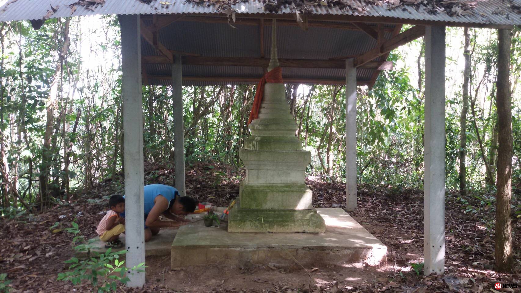 ชาวบ้านแห่ขอหวยบัวใส่กระดูกทวดชู เพื่อนสนิทพ่อท่านคล้ายวาจาสิทธิ์