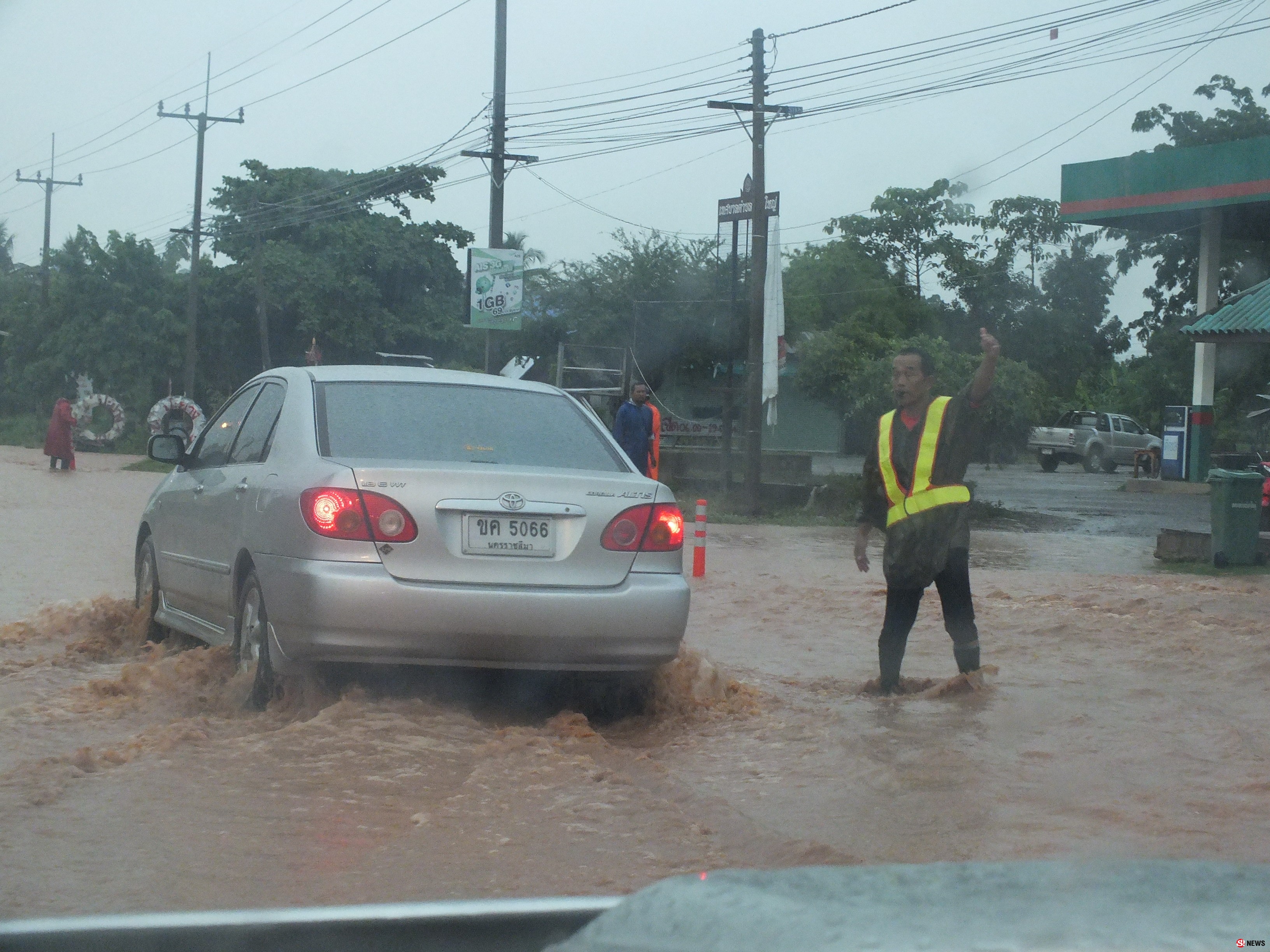 โคราชฝนตกต่อเนื่อง เกิดน้ำป่าไหลเข้าท่วมอำเภอพิมาย 