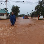 โคราชฝนตกต่อเนื่อง เกิดน้ำป่าไหลเข้าท่วมอำเภอพิมาย 