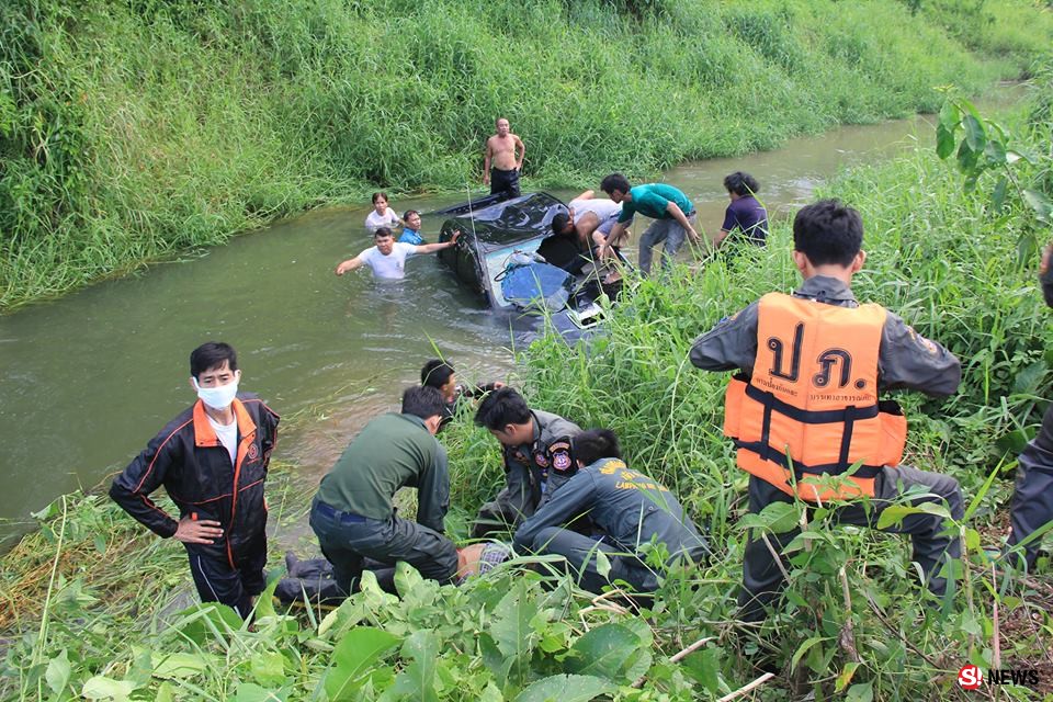 ช่างปูนพึ่งซื้อรถซิ่งกระบะเสียหลักพุ่งตกคลองตาย 1 สาหัส 1 เร่งปั้มหัวใจช่วยชีวิต