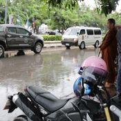 คุณพระช่วย! มอไซค์ซิ่งผ่าฝนลื่นถนนมุดใต้ท้องรถยนต์หวิดดับกลางเมืองกาฬสินธุ์