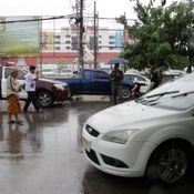 คุณพระช่วย! มอไซค์ซิ่งผ่าฝนลื่นถนนมุดใต้ท้องรถยนต์หวิดดับกลางเมืองกาฬสินธุ์