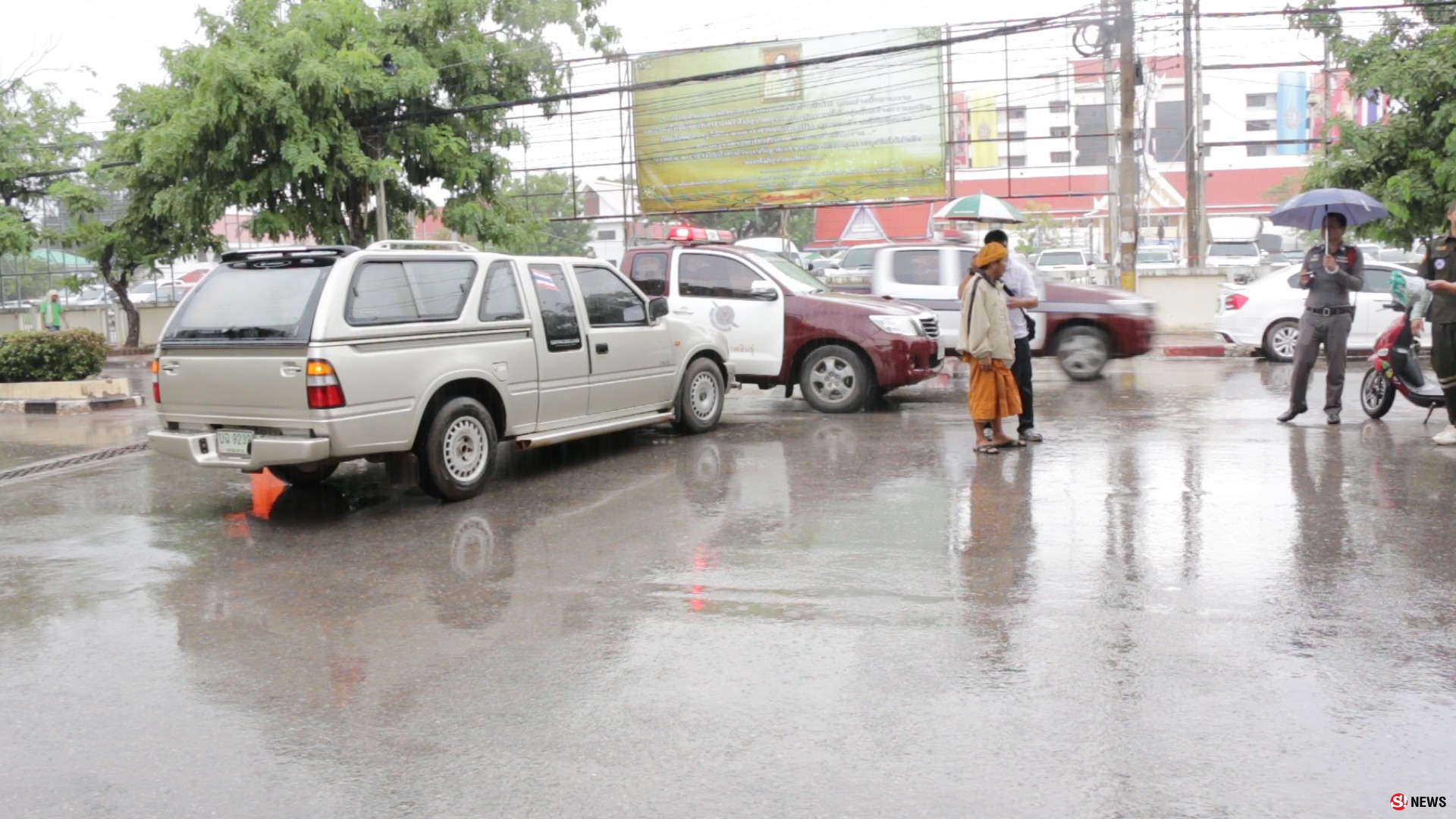 คุณพระช่วย! มอไซค์ซิ่งผ่าฝนลื่นถนนมุดใต้ท้องรถยนต์หวิดดับกลางเมืองกาฬสินธุ์