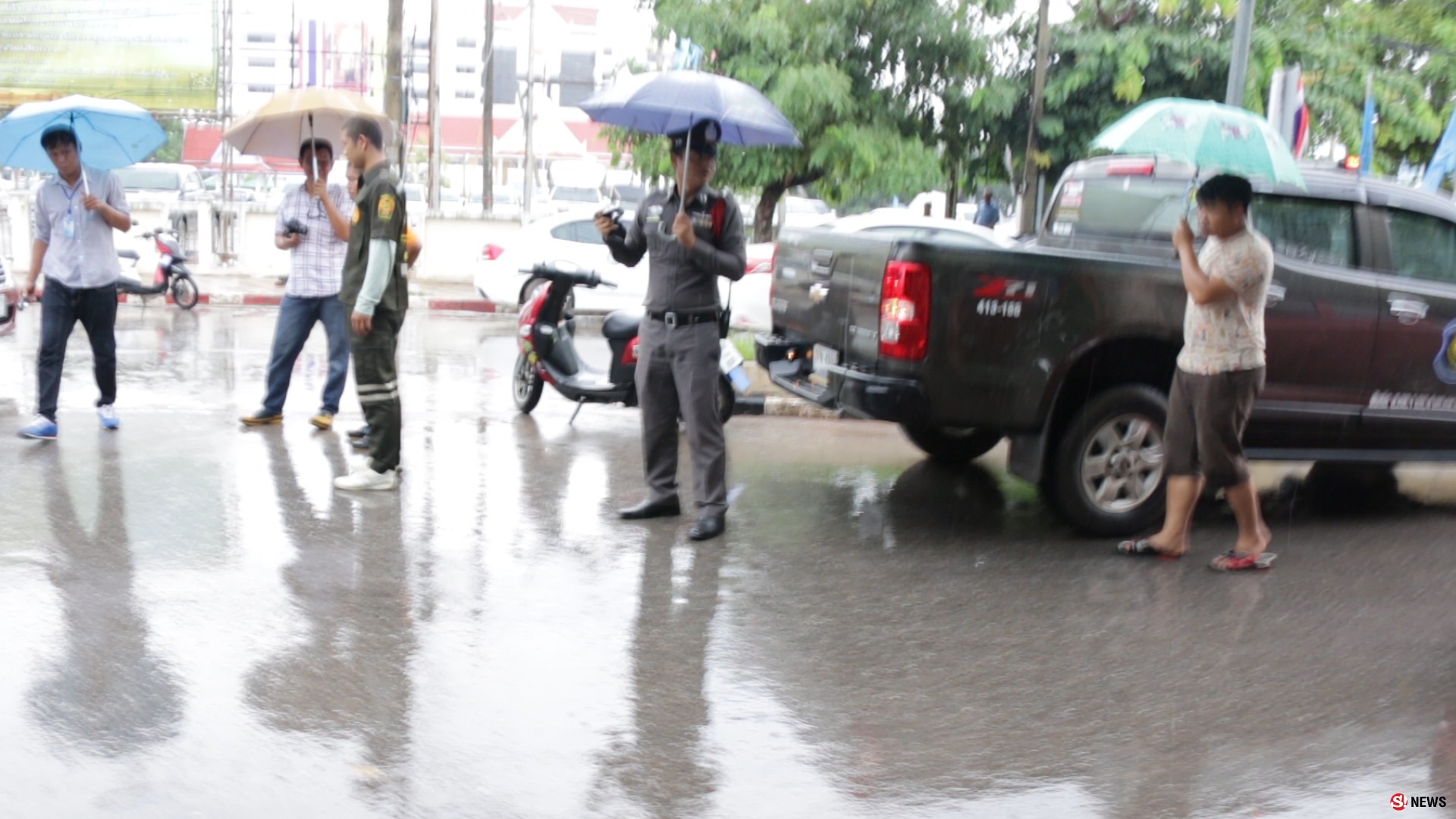 คุณพระช่วย! มอไซค์ซิ่งผ่าฝนลื่นถนนมุดใต้ท้องรถยนต์หวิดดับกลางเมืองกาฬสินธุ์