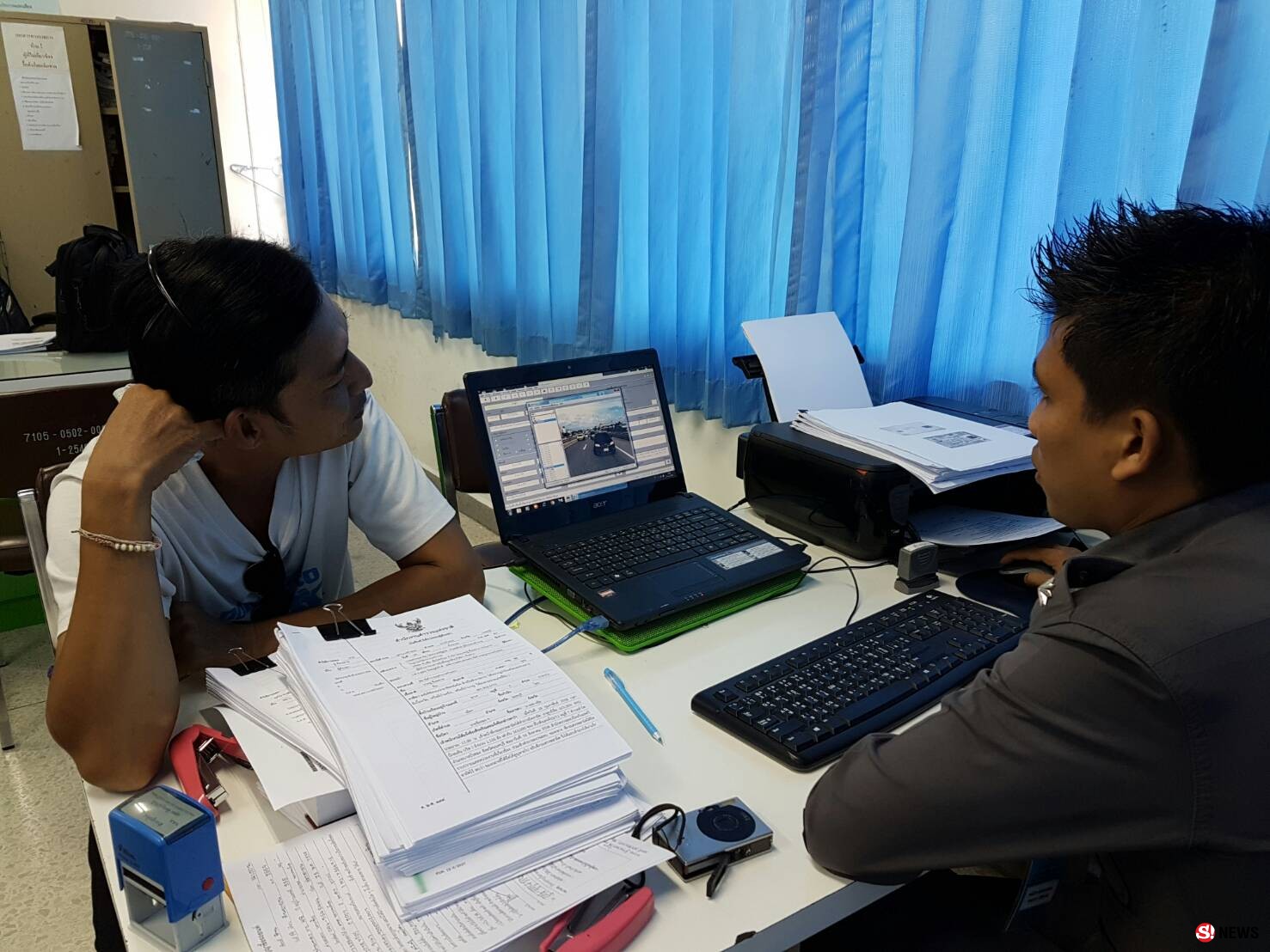 นนทบุรี มอบตัวแล้วหนุ่มใหญ่ขับเก๋งวีออสมือยิงสาเหตุถูกจี้ท้ายเปิดไฟไล่