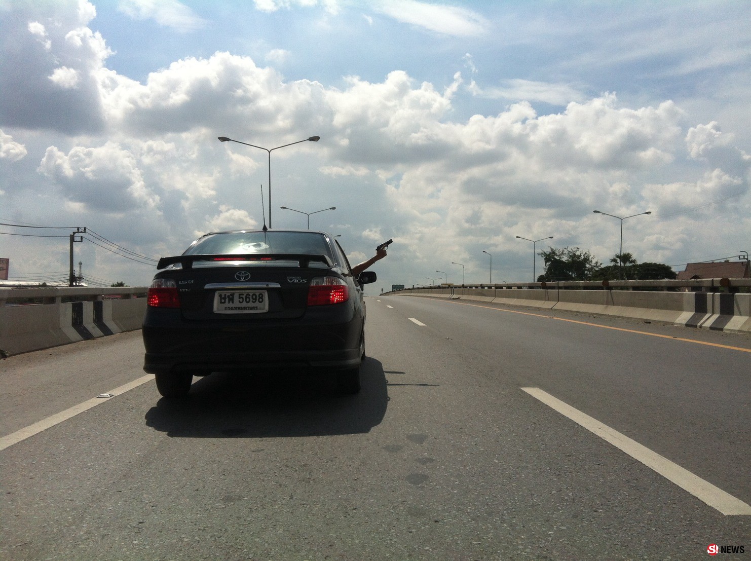 นนทบุรี มอบตัวแล้วหนุ่มใหญ่ขับเก๋งวีออสมือยิงสาเหตุถูกจี้ท้ายเปิดไฟไล่