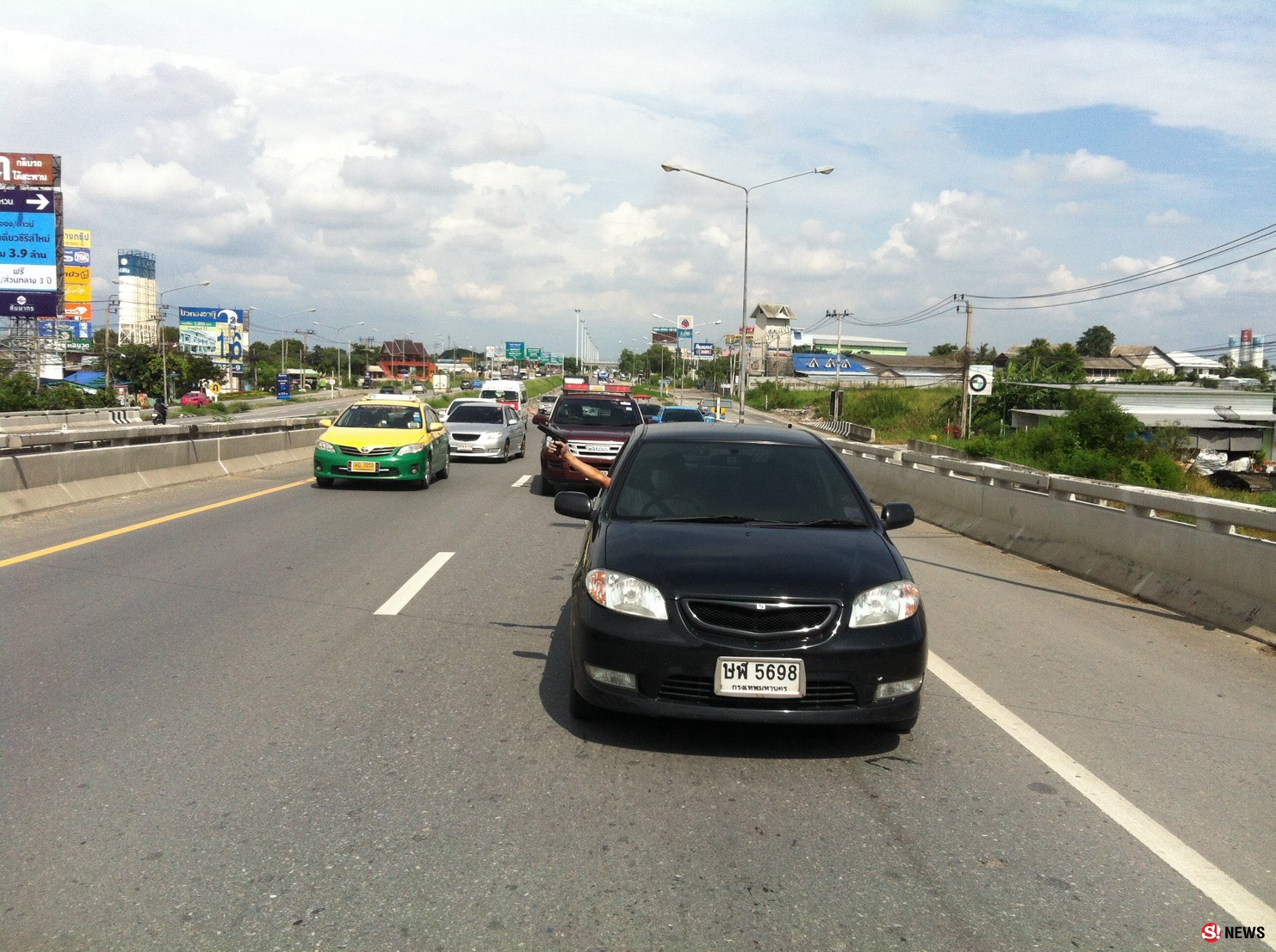 นนทบุรี มอบตัวแล้วหนุ่มใหญ่ขับเก๋งวีออสมือยิงสาเหตุถูกจี้ท้ายเปิดไฟไล่