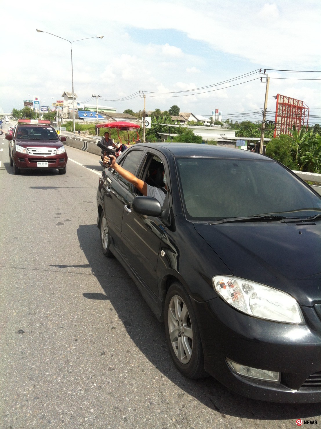 นนทบุรี มอบตัวแล้วหนุ่มใหญ่ขับเก๋งวีออสมือยิงสาเหตุถูกจี้ท้ายเปิดไฟไล่