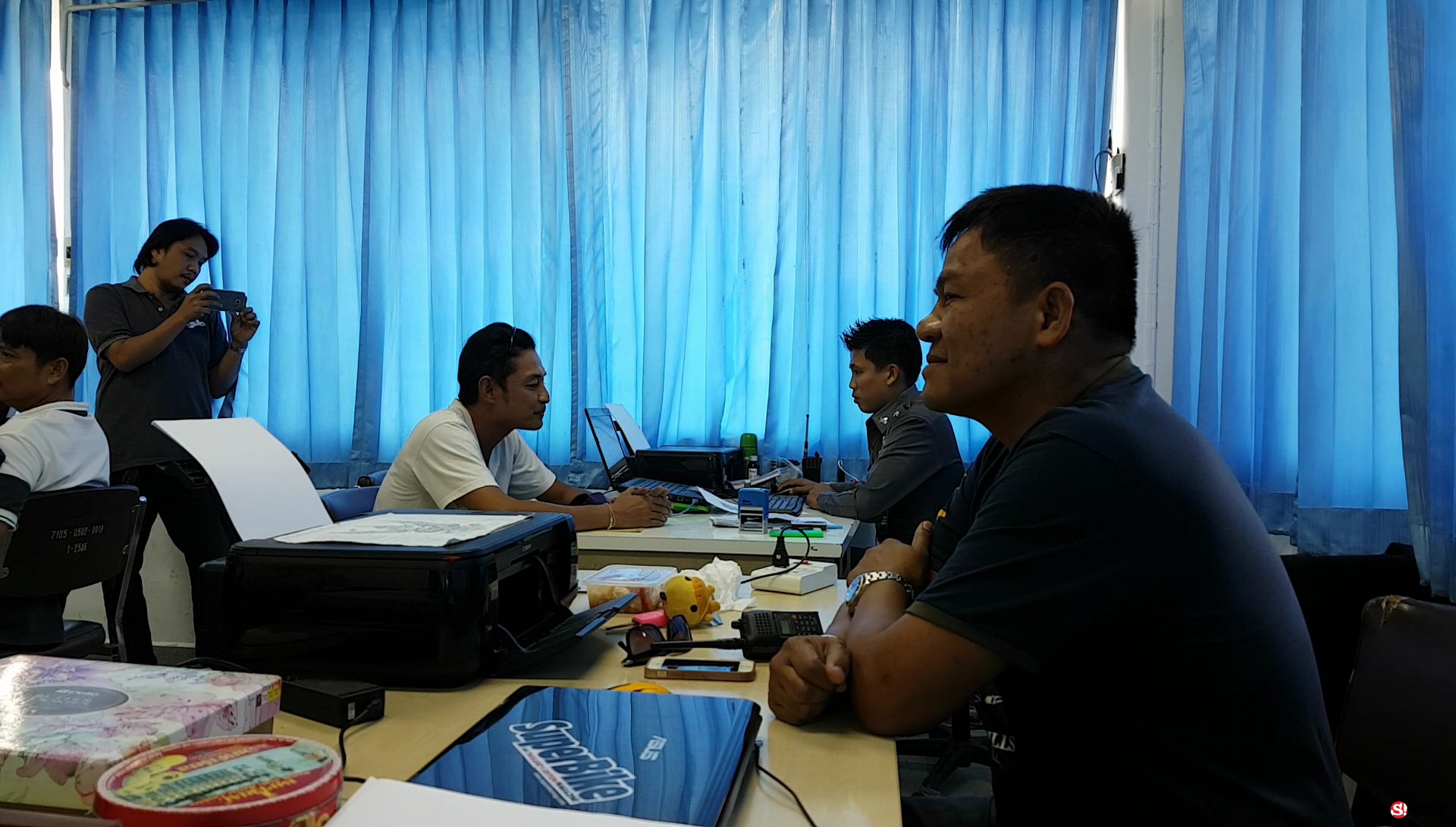 นนทบุรี มอบตัวแล้วหนุ่มใหญ่ขับเก๋งวีออสมือยิงสาเหตุถูกจี้ท้ายเปิดไฟไล่