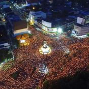 คนลำปางนับแสนกอดรูปพ่อหลวง จุดเทียนร้องเพลงสรรเสริญพระบารมี