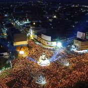 คนลำปางนับแสนกอดรูปพ่อหลวง จุดเทียนร้องเพลงสรรเสริญพระบารมี