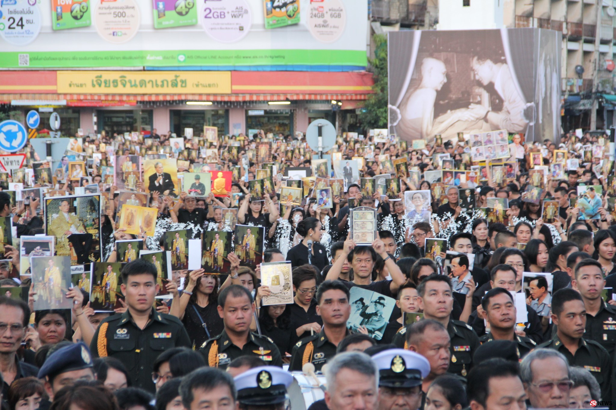 คนลำปางนับแสนกอดรูปพ่อหลวง จุดเทียนร้องเพลงสรรเสริญพระบารมี