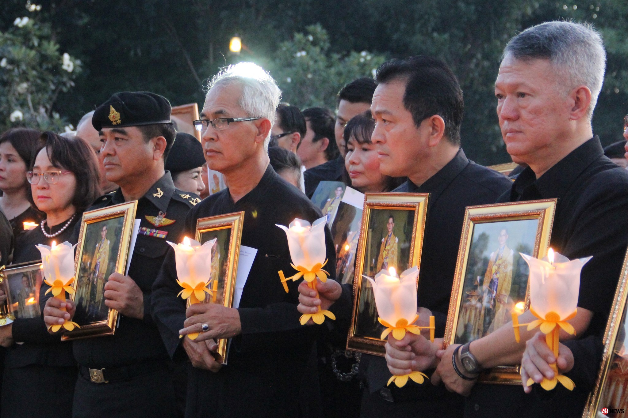 คนลำปางนับแสนกอดรูปพ่อหลวง จุดเทียนร้องเพลงสรรเสริญพระบารมี