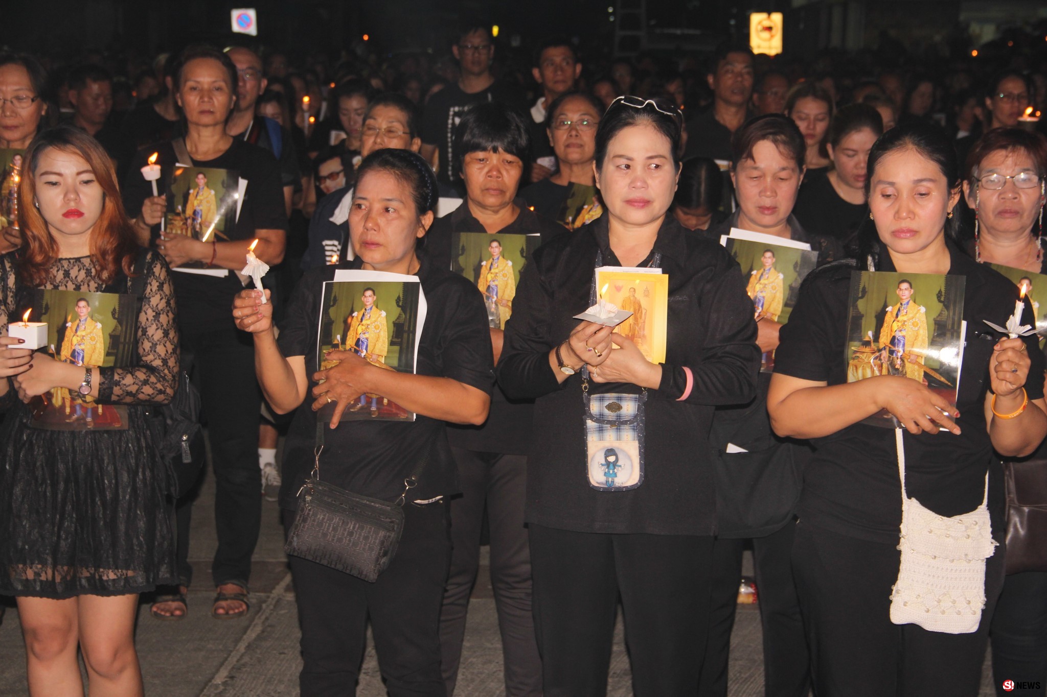 คนลำปางนับแสนกอดรูปพ่อหลวง จุดเทียนร้องเพลงสรรเสริญพระบารมี