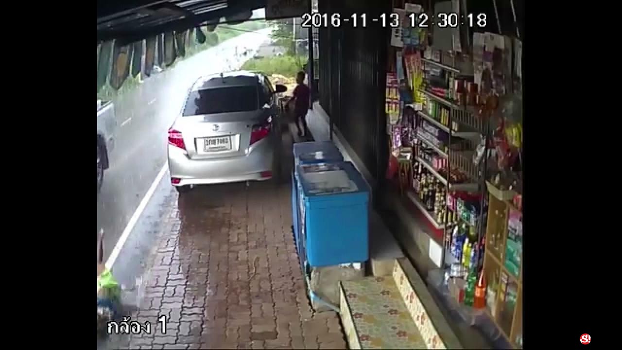 ข่าวพื้นที่ นครปฐม - คลิปจากภาพวงจรปิดกระบะขับมาด้วยความเร็วชนเด็กแล้วหนี