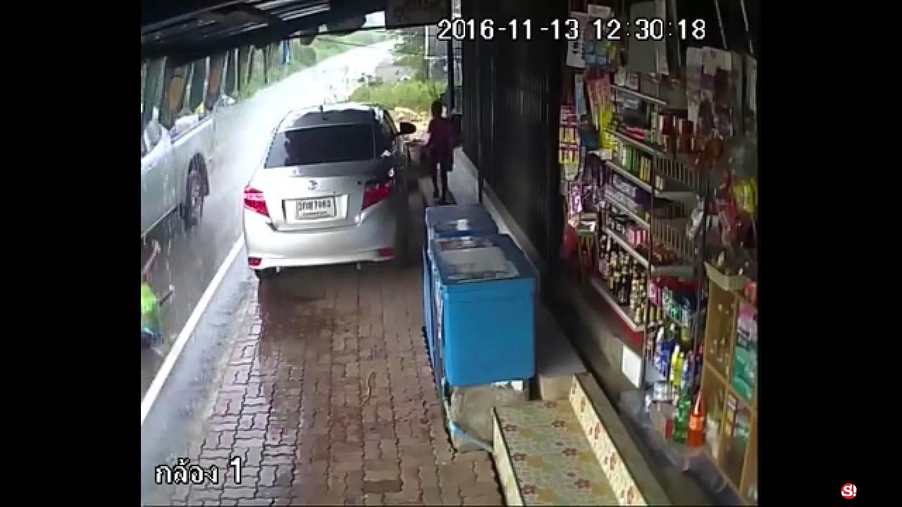 ข่าวพื้นที่ นครปฐม - คลิปจากภาพวงจรปิดกระบะขับมาด้วยความเร็วชนเด็กแล้วหนี