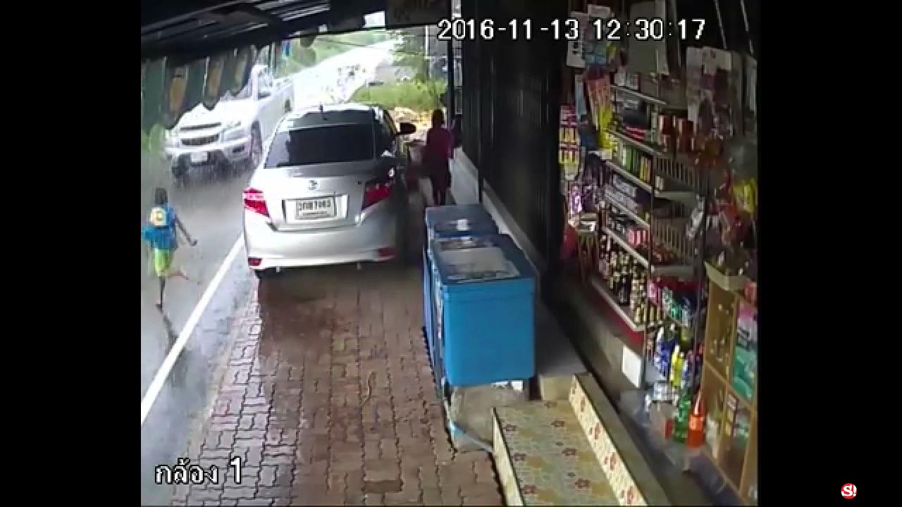 ข่าวพื้นที่ นครปฐม - คลิปจากภาพวงจรปิดกระบะขับมาด้วยความเร็วชนเด็กแล้วหนี
