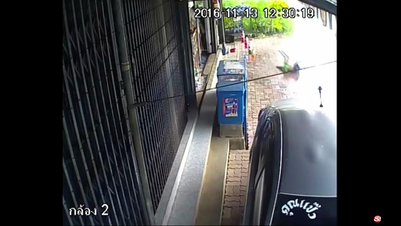 ข่าวพื้นที่ นครปฐม - คลิปจากภาพวงจรปิดกระบะขับมาด้วยความเร็วชนเด็กแล้วหนี