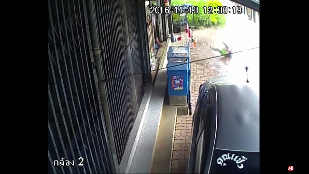 ข่าวพื้นที่ นครปฐม - คลิปจากภาพวงจรปิดกระบะขับมาด้วยความเร็วชนเด็กแล้วหนี