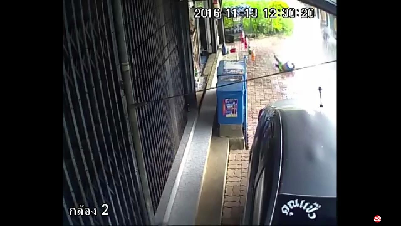 ข่าวพื้นที่ นครปฐม - คลิปจากภาพวงจรปิดกระบะขับมาด้วยความเร็วชนเด็กแล้วหนี