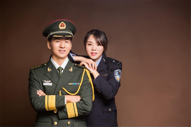 คู่รักตำรวจ-ทหารจีน