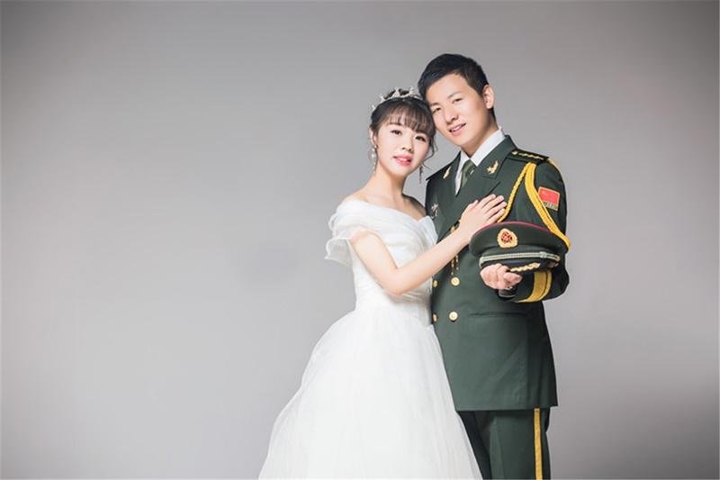 คู่รักตำรวจ-ทหารจีน