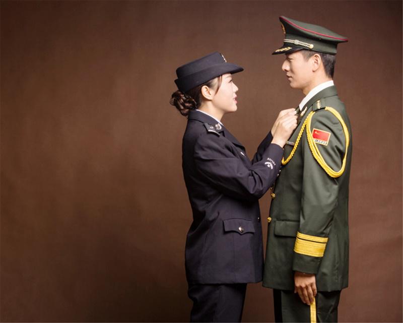 คู่รักตำรวจ-ทหารจีน